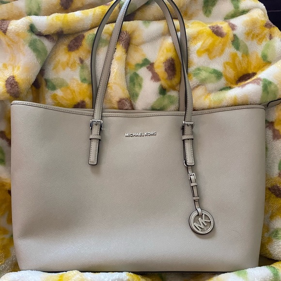 Michael Kors Extra Large Jet Set Laptop Tote Bag - Picture 1 of 4